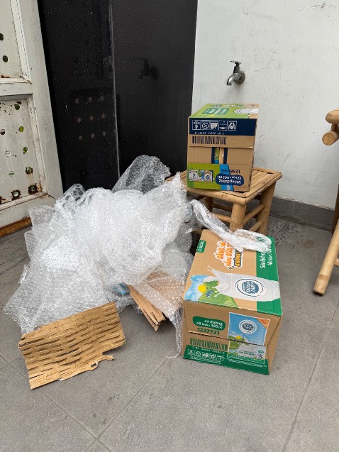 Rác thải TMĐT, mua có khi 2 thùng sữa mà thải ra một đống rác, mình đã phản ánh chuyện này tới mấy lần rồi mà Tiki bỏ ngoài tai, không tôn trọng ý kiến khách hàng, nếu vậy mình sẽ phải hạn chế mua hàng của Tiki lại, ông bán tí hàng mà ông thải 1 đống rác ra môi trường, và đặc biệt là không tôn trọng ý kiến khách hàng. Nếu còn tiếp tục mua hàng trên này chẳng khác nào tiếp tay cho hành vi hủy hoại môi trường