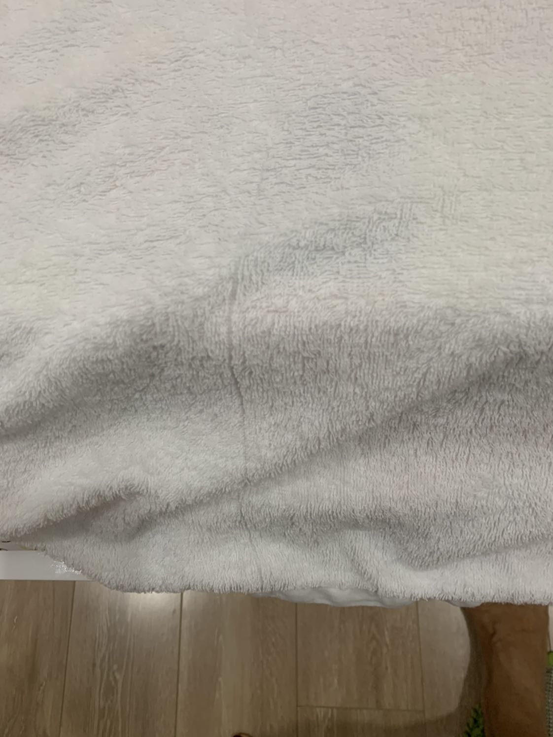 Tôi đã nhiều lần mua hàng tiki nhưng chưa bao giờ thất vọng như lần này. Tôi đã đăng nhân xét về sp khi tôi bóc hàng và thấy đủ 2 cái, khăn tuy ko dày như quảng cáo nhưng có thể chấp nhận được. Nhưng đến khi tôi giũ ra đi giặt để sử dụng thì thất vọng tràn trề, khăn bị lỗi đường dệt rất nhiều, tôi chụp lại gửi kèm. Shop làm ăn mất uy tín, bán hàng như *** đảo vậy. Một lần thôi, lần sau là  kệch luôn, ko bao giờ mua nữa.