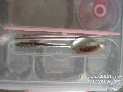 Một số chỗ hút nam châm nhẹ. Có phản ứng nhẹ với muối biển sau 6 tiếng và phản ứng rõ ở chỗ đựng bát inox nhỏ trong khay. Chưa kể, màu hộp cơm 4 tầng - màu xanh tôi chưa ưng lắm! Tạm ổn!