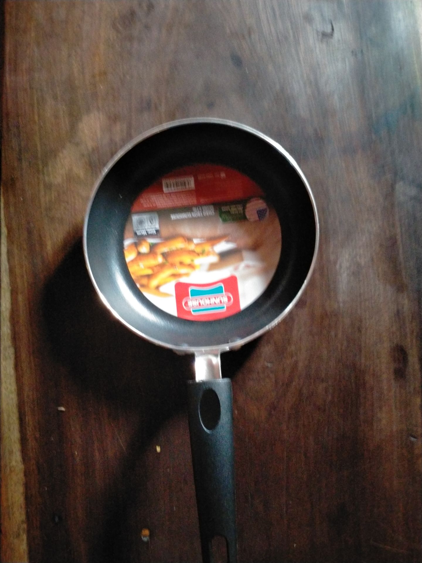 trời ơi tưởng chảo nhỏ vừa phải, ai dè nhỏ hơn vòng tròn cái tô nữa, mua  để ngắm, chứ chiên xào gì hu hu, hết 112000₫. lại tiền ship mắc hơn *** quá chừng luôn á, mấy chảo này cần ra chợ mua lựa chọn mới được....