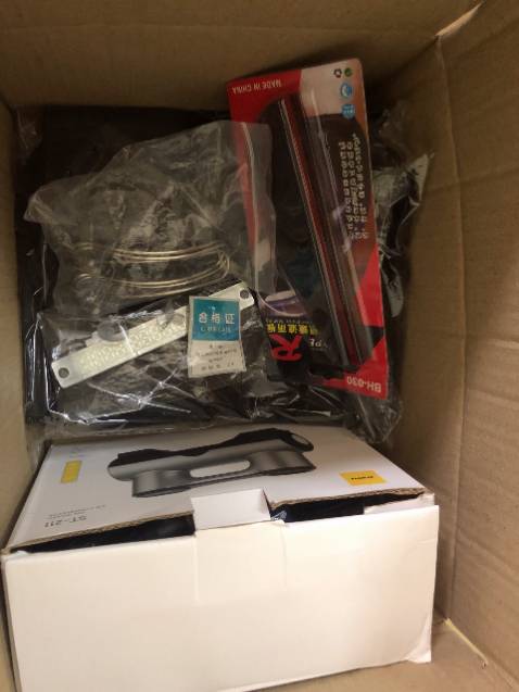 Bảng này ok nhé, phản quang tốt nên buổi tối nhìn vẫn thấy rõ, shop còn cẩn thận cho thêm cả miếng để cạo. Mua mấy thứ thì cái nào cũng hài lòng.