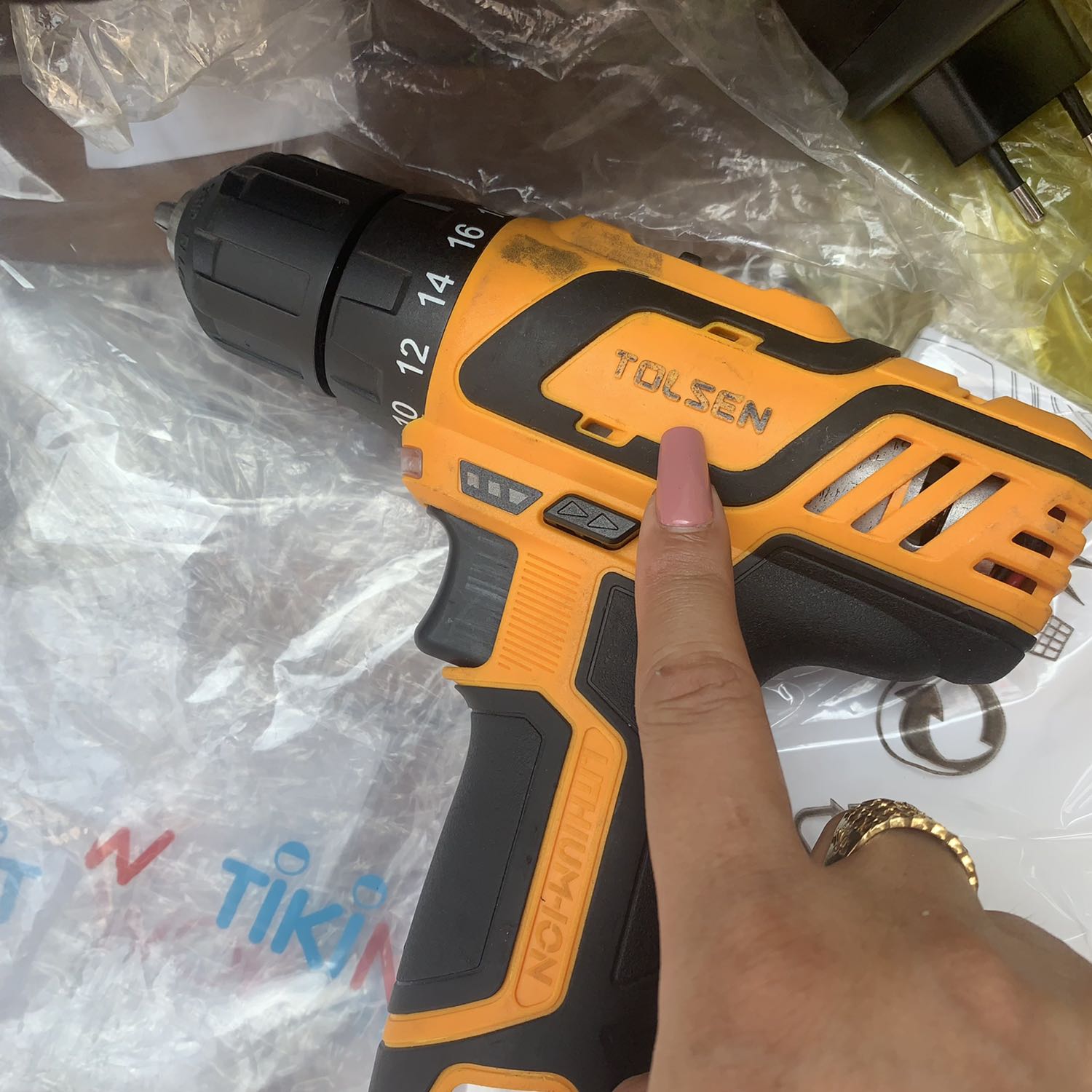 Sp thì giao cũ mèm . Nhắn ko trả lời! Giao phần đầu *** ko có sạc vô đâu