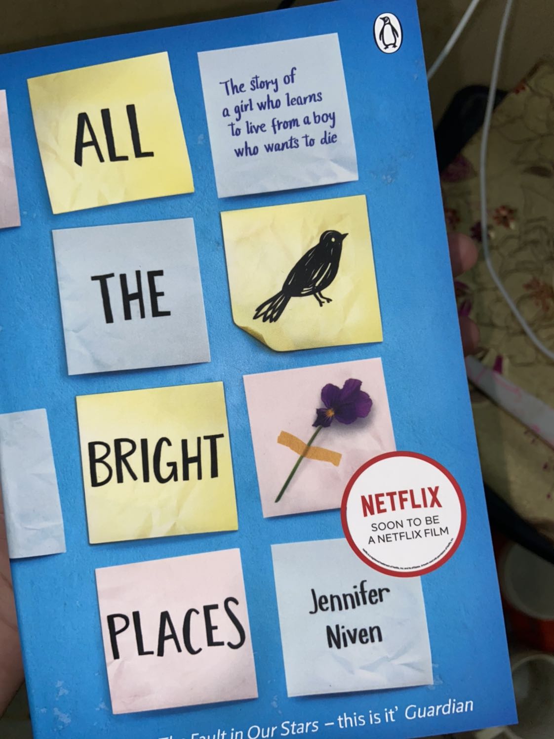 Sách rất cảm động, mùi sách và màu trang giấy khác với những cuốn sách Việt Nam. Mình thấy cũng không quen lắm nhưng mình cố gắng để đọc nhiều để quen, đây là cuốn sách ngoại văn đầu tiên mình mua. Hơi buồn xíu là có một lỗi nhỏ là nó bị rách một xíu ở mé cạnh nhưng nó không làm mất đi chất văn của Jennifer Niven. Nếu bạn là người gốc Việt hay bất cứ gốc nào mà đang học anh ngữ thì đây là quyển sách tốt cho bạn. Bạn sẽ tăng thêm vốn từ và sẽ cảm động đấy! ❤ cảm ơn