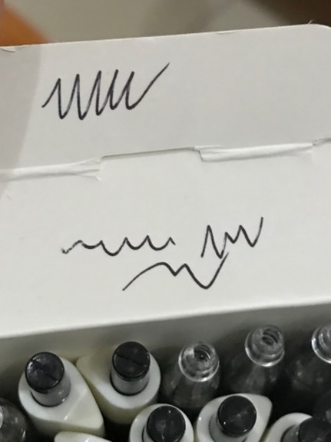 Bút nhẹ, cảm giác cầm ổn, viết êm, mực ra đều