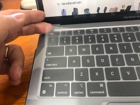 đúng hãng, đúng chất lượng, kích thước vừa vặn tỉ mỹ, màu sắc trong mờ hợp với grey của MacBook mặt phím đen