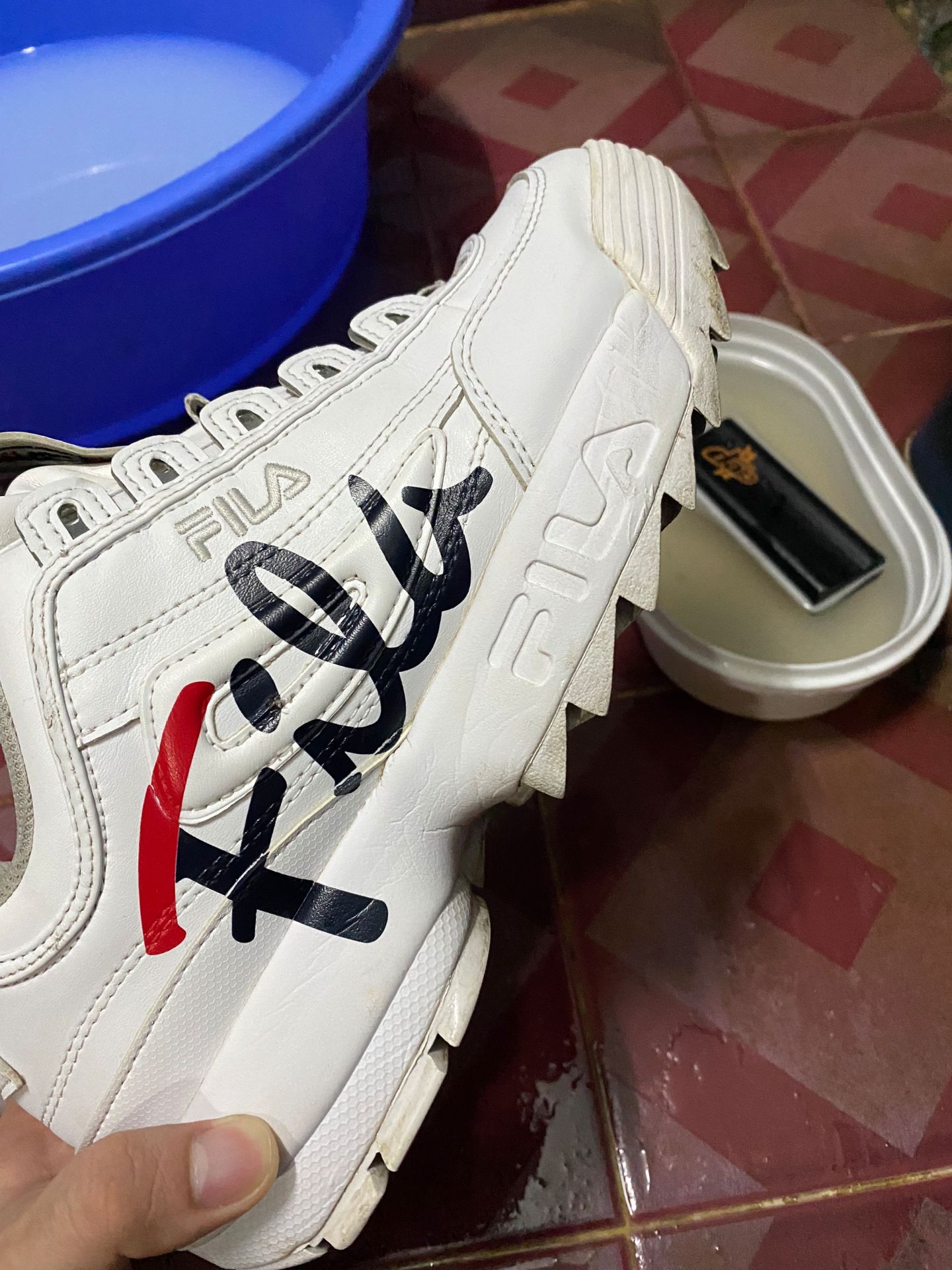 Không có gì ngoài từ "Tốt"
Sạch được tầm 9/10 phần, tuy nhiên các đôi giày vải thì hơi tốn hơn do chưa kịp chà bao nhiêu nó đã thấm vào hết rồi.