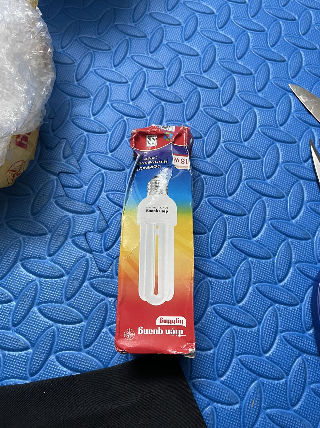 Hàng mua lúc sales giá rẻ hơn bên ngoài , đóng gói cẩn thận nhưng vận chuyển bị móp hết tý vỡ bên trong. Sau vận chuyển nên nhẹ tay hơn