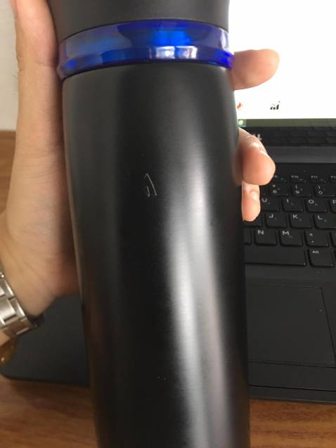 Nhận hàng thấy bình bị xước buồn ghê, tin tưởng vì chất lượng bình tốt, mua ở chỗ uy tín, đánh giá cũng cao nhưng khi em nhận hàng mà bị xước 2 chỗ khó chịu thật sự, về giao hàng thì nhanh, hàng nguyên vẹn nhưng giờ đổi trả thì rất mệt với rắc rối nên phải tạm chấp nhận dùng thôi.