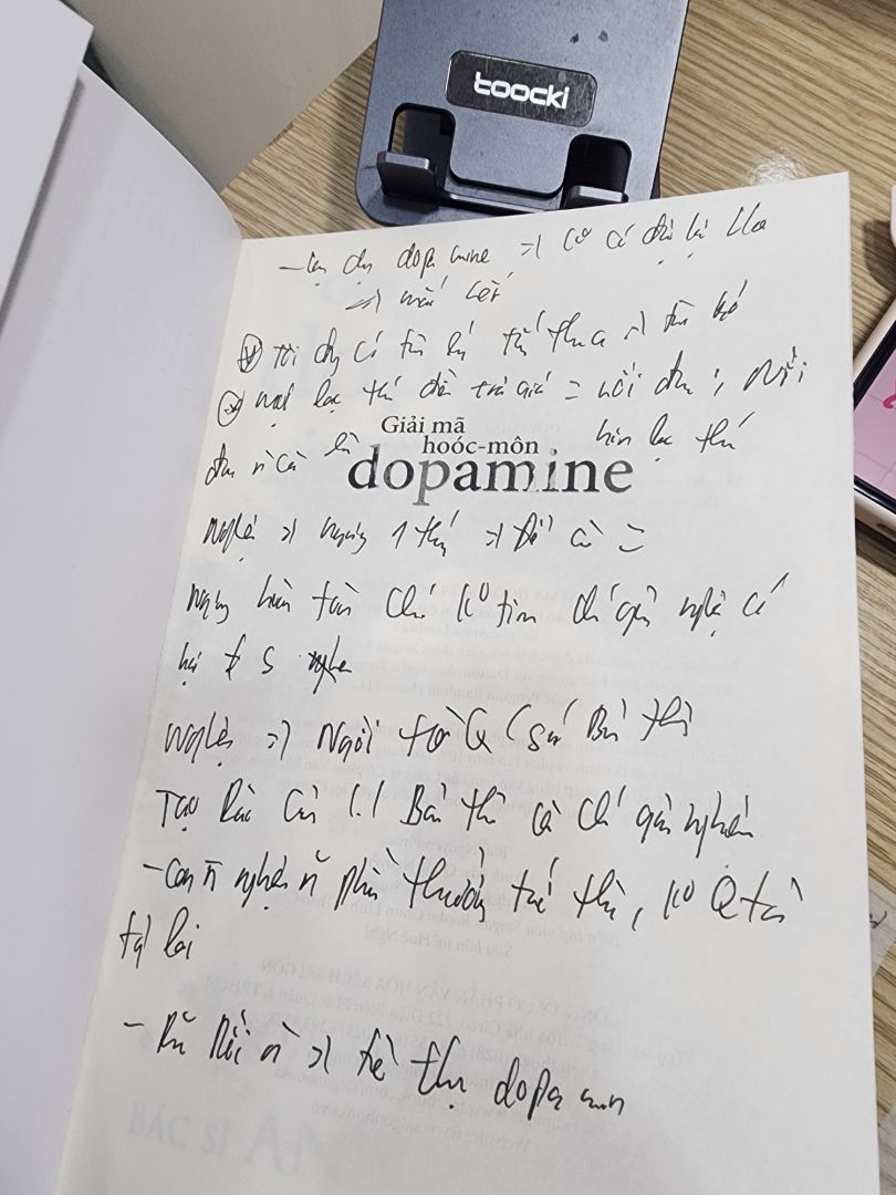 Sách này mở rộng tầm nhìn của tôi về hiện tượng nghiện và cách chúng ta liên tục theo đuổi niềm vui trong cuộc sống hàng ngày. Tác giả đã phân tích kỹ lưỡng về nghiện trong các hình thức khác nhau, từ cờ bạc, tình dục, trò chơi điện tử, cho đến nghiện mạng xã hội.

Điểm đặc biệt ở đây là cuốn sách không chỉ mô tả về nghiện, mà còn nêu bật sự nghịch lý của sự giàu có và hạnh phúc. Tác giả giải thích rằng, dù các quốc gia giàu có có xu hướng có tỷ lệ lo lắng và trầm cảm cao hơn, điều này không chứng minh rằng vật chất là nguồn gốc của hạnh phúc. Thay vào đó, việc liên tục theo đuổi niềm vui và thú vui dễ dàng có thể là nguyên nhân của sự *** khổ.

Cuốn sách cũng đưa ra những giải pháp khoa học và thực tiễn để kiểm soát thèm muốn, như kiêng cữ và tắm nước lạnh. Nó cung cấp thông tin sâu sắc về cách dopamine ảnh hưởng đến cảm xúc của chúng ta và làm thế nào để chúng ta có thể kiểm soát nó thông qua các hoạt động như nhịn ăn gián đoạn và tập thể dục.

Điều tôi thích nhất là cuốn sách không chỉ đưa ra vấn đề mà còn hướng dẫn cách thực hiện các biện pháp kiểm soát. Điều này giúp tôi hiểu rằng kiên nhẫn từ bỏ nghiện và duy trì các hoạt động đau đớn nhưng tốt cho sức khỏe sẽ giúp tôi hạnh phúc hơn trong dài hạn.

Tôi khuyên mọi người nên đọc sách này, đặc biệt nếu bạn đang tìm cách kiểm soát thói quen không lành mạnh và muốn hiểu sâu hơn về cách tận hưởng cuộc sống một cách lành mạnh.