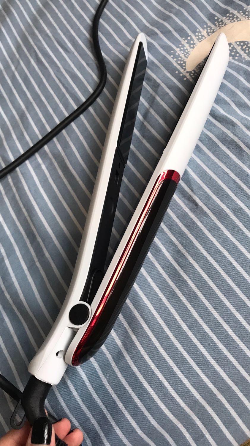 Máy khá ổn so vs giá tiền mình rất ưng nhưng mà kẹp vô tóc hơi khô tóc với lại cầm ngây cái đầu nó hơi nóng xíu còn chất lượng thì dùng lâu mới bt đc 😁😁