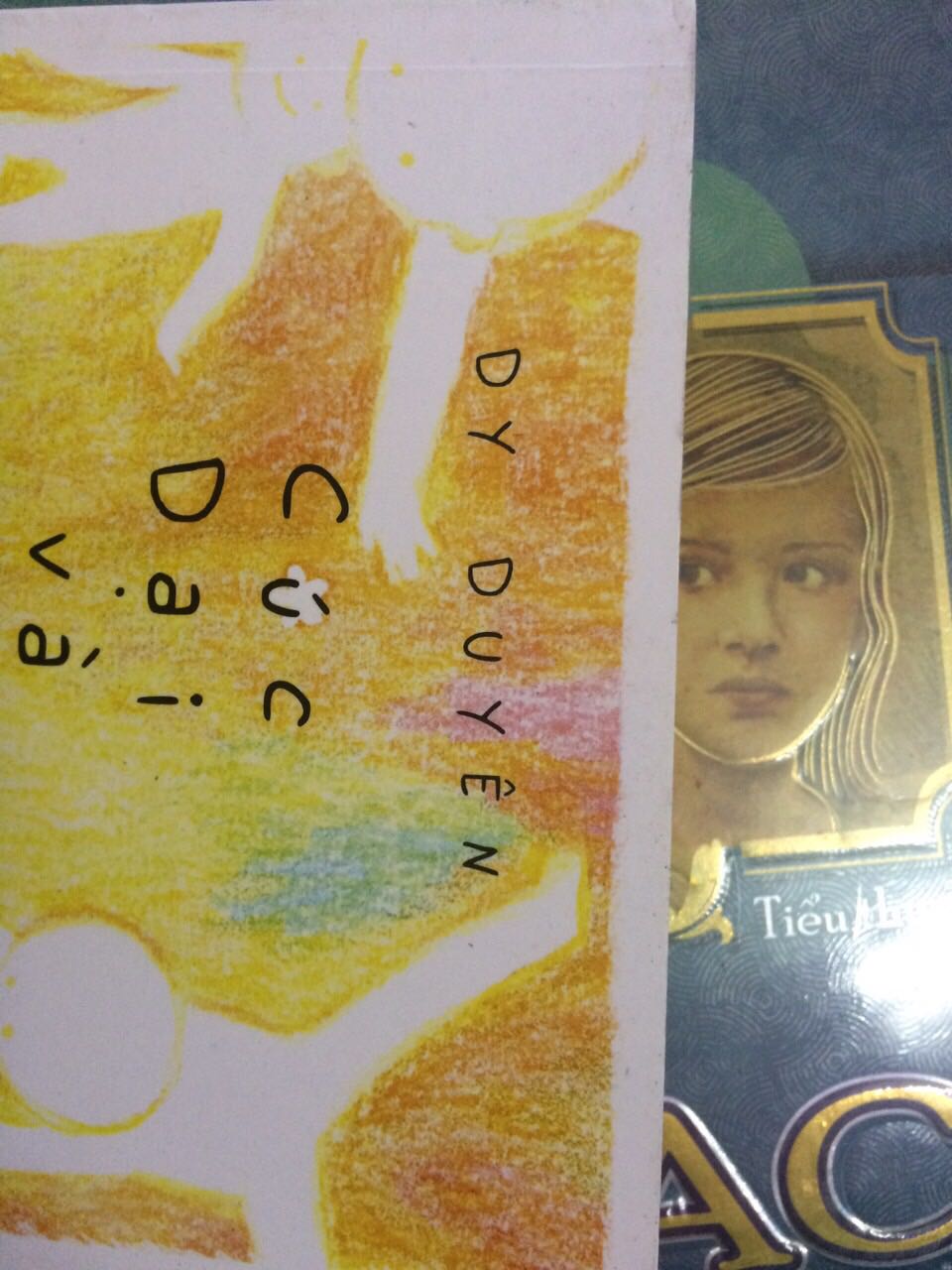 Mình mua tiki từ đợt 30/4 năm nay. Trong 1 tuần thôi mua hết gần 4 triệu tiền sách. Toàn sách cho con gái mình. Trừ những cuốn còn nguyên nilon bên ngoài còn lại chưa có cuốn nào sạch cả. Lần nào cũng mất công lau lại bằng giầy ướt rồi tới giấy khô. Bực kinh khủng nên mình ko mua bên tiki nữa. Tối qua thử mua cuốn này mới xuất bản xem sao thì sáng nay nhận được ntn đây ạ. 
Mà đây ko phải sách xb từ xưa và lưu kho lâu lắm rồi mà nó mới xb xong thôi. 
Sách giá tiền ko cao nhưng mình giữ và yêu sách lắm nên cảm giác rất rất ko thoải mái. Mình muốn nhận 1 cuốn khác ko bị bẩn như cuốn này.