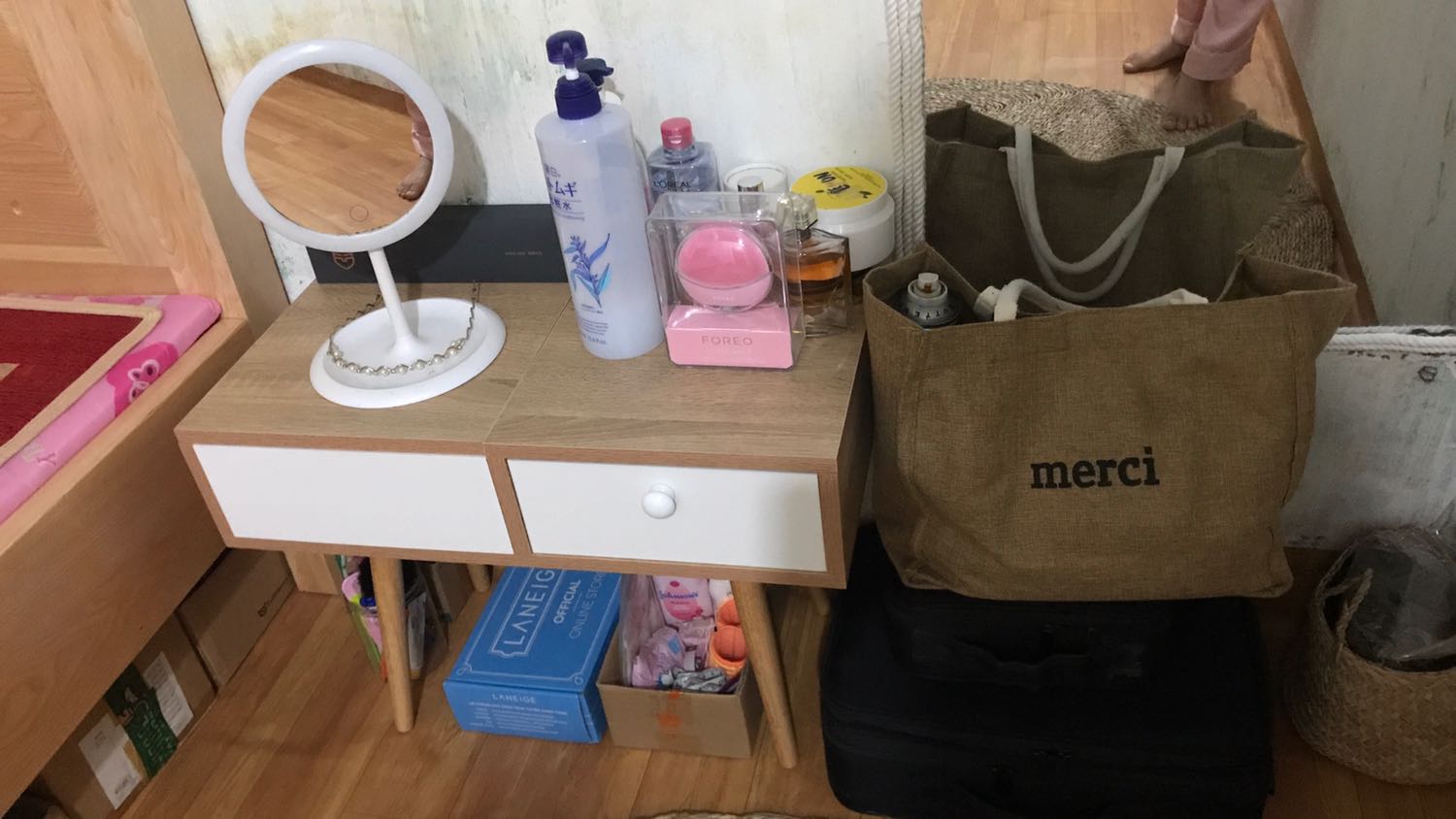 Sp nhìn tổng thể rất là đẹp
- lắp rắp quá là mệt phồng hết cả tay 2tieng mới xong
_ chất lượng thì tạm ổn.nên tránh nước và nơi ẩm không thì hư hết
_ m.n nhìn z chứ các học để chia ra nhỏ xíu à. Nói chung chả đựg được gì nhiều đâu. Mh không có 1lọ kem hay mặt nạ 
Mk đưng dc mấy cái cột tóc rồi lens nhỏ nhơ
Kem body với mấy đồ to hơn là phải bàn lên trên
_nói chung là ít đồ là con trai mua về decor chơi thì được
Còn các bạn nữ thì nên mua loại to luôn hoặc mua kệ ngang đựng cho đc nhiều