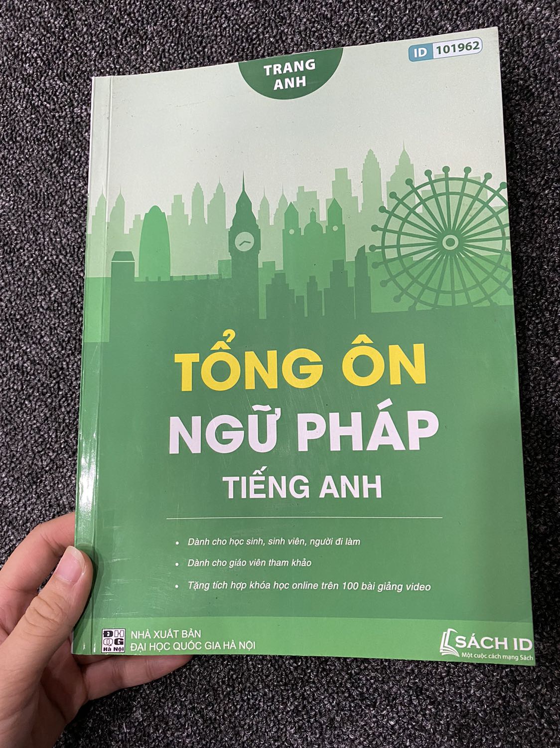 Sách đẹp lắm, cầm rất chắc tay, nặng đến nỗi mà táng vào đầu con bạn còn đau cơ mà, hihi. Đùa thôi nhưng mà đặt trên tiki ship max nhanh. Về sách thì, đầy đủ lý thuyết lẫn bài tập, còn có cả video xem của cô Trang Anh rất dễ hiểu nữa. Mình chưa thấy sách nào có 180k mà còn có cả khoá học như này, quá hời luôn. Các bạn nên mua nha. Có cả quà tặng flashcard cute lắm