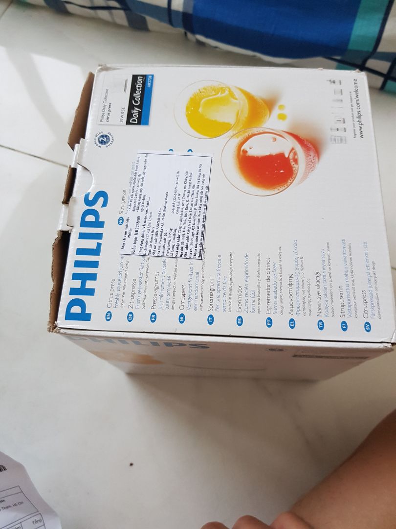 hàng tiki giao không phải là hàng mới, hộp đã bị bóc ra, và rách trên vỏ hộp, chân máy bị bám bẩn, các giấy tờ liên quan như hướng dẫn sử dụng bị nhàu nát, mình cũng lường trước sự việc khi tham khảo một số bài đánh giá nên định ktra hàng kỹ hơn thì gặp thái độ bất hợp tác từ người giao hàng. Mong tiki nhanh chóng xử lí đơn đổi sp mới cho mình.