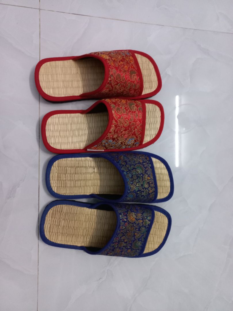 Dép đẹp, mang rất thoải mái, cũng khá bền. Mình mua 1 lô lúc 2 đôi