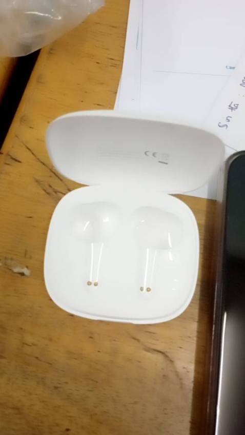 Giao hàng rất nhanh. Đóng gói chắc chắn. Màu sản phẩm đẹp. Âm thanh rât hay trong tầm giá. hàng mới nguyên seal