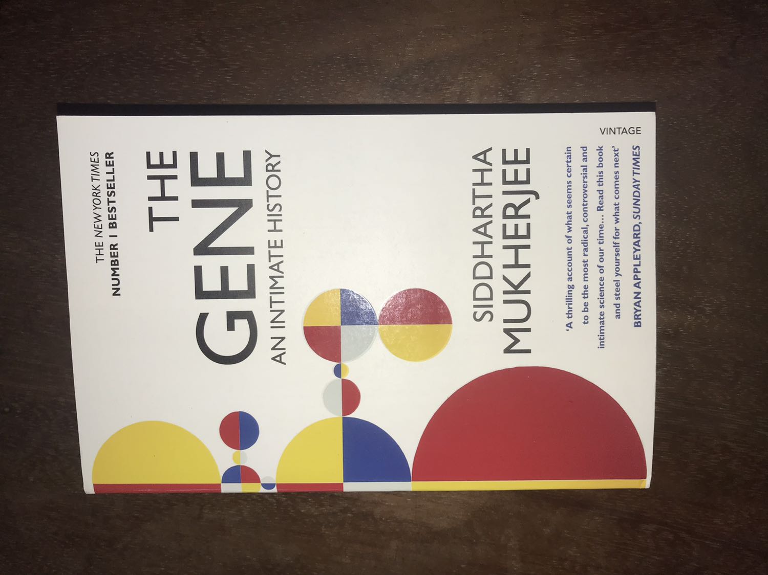 Fahasa đóng hàng rất cẩn thận. Sách bìa mềm, giấy hơi tối màu và mỏng. Mình nghĩ đây là một quyển sách chất lượng so với mức giá. Nhận xét này không bao gồm nội dung của sách.