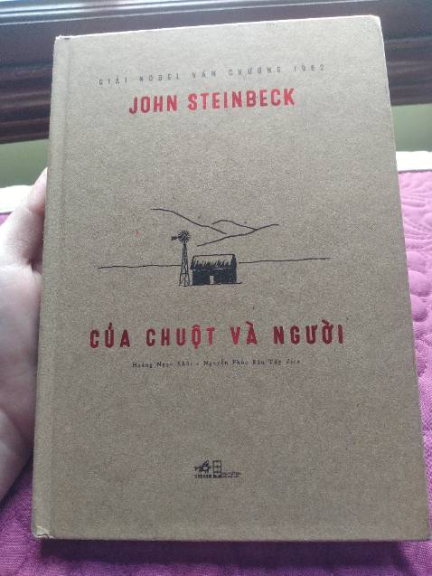 - Tiki giao hàng rất nhanh, nhưng không có bọc cẩn thận như fahasa, mọi người nên mua nhiều quyển một lúc thì sẽ đc tình trạng bị móp gáy. 5* dịch vụ 
- Sách đc design đệp kinh khủng, bìa và giấy rất thích. Sách chỉ có ngót 150 trang mà gần 100k làm mình nghĩ tiền sách vào hết tiền bìa. :). 5* cho hình thức.
- Về nội dung, đối với mình, đây là một quyển sách hay nhưng khó đọc. Đọc xong, cảm tưởng như mình vẫn không thể hiểu hết đc ý nghĩa của quyển sách. Tuy nhiên, trời ơi, có một điểm mình phải nói, đó là bản dịch tiếng việt cực xuất sắc, nhất là trong các đoạn tả cảnh, và trong các cuộc hội thoại của nhân vật. Khi đọc mình nhiều lúc nghĩ, tác phẩm hay như vậy, là do bản dịch quá đỉnh hay do chính tác phẩm. Chắc mình sẽ đọc thêm bản TA để so sánh. Về cột chuyện, nó rất đơn giản nhẹ nhàng, các nhân vật chính được xây dựng rất rõ ràng, có tính logic trong hành động và lời nói, có plotwis ở cuối sách. Sách phản ánh được phần nào về xã hội Mỹ những năm 20-30s, về phân biệt chủng tộc, giai cấp, về địa vị của người phụ nữ. Đối với mình, tinh hoa của sách dồn về hết 2 chương cuối, ở đây, mọi tình tiết đc triển khai hết sức liên kết, tất cả chi tiết ở phía trước làm sáng tỏ cú plotwis ở cuối. Nói chung là hay. Nhưng mình nói trước, đây không phải là một quyển sách nhẹ nhàng, dành cho phút giây thư giãn hay trà chiều chill chill. Đây là một cuốn sách nặng cảm xúc, nó rất buồn, giống như ở trong văn học việt nam, sự buồn của quyển sách, của cuộc đời nhân vật đã được dự báo từ chương đầu tiên qua cách tả cảnh. Ai muốn thư giãn, hay tìm sách nhẹ nhàng không nên đọc quyển này. Đọc nặng đầu :) mà còn buồn (vì mình thương tất cả nhân vật, cảm giác ai cũng khổ). Do mình ko hiểu hết đc ý nghĩa của tác phẩm, nên hiện tại mình không thể đánh giá quá cao, tầm 8/10.