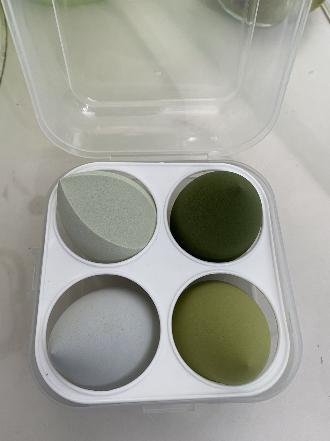 4 miếng bông trang điểm dành cho phấn nước hình giọt nước nhìn rất chỉn chu, gọn gàng, bỏ trong hộp nhìn đẹp mắt. Màu xanh lá rất dễ thương, giá cả ok. Cám ơn shop và Tiki