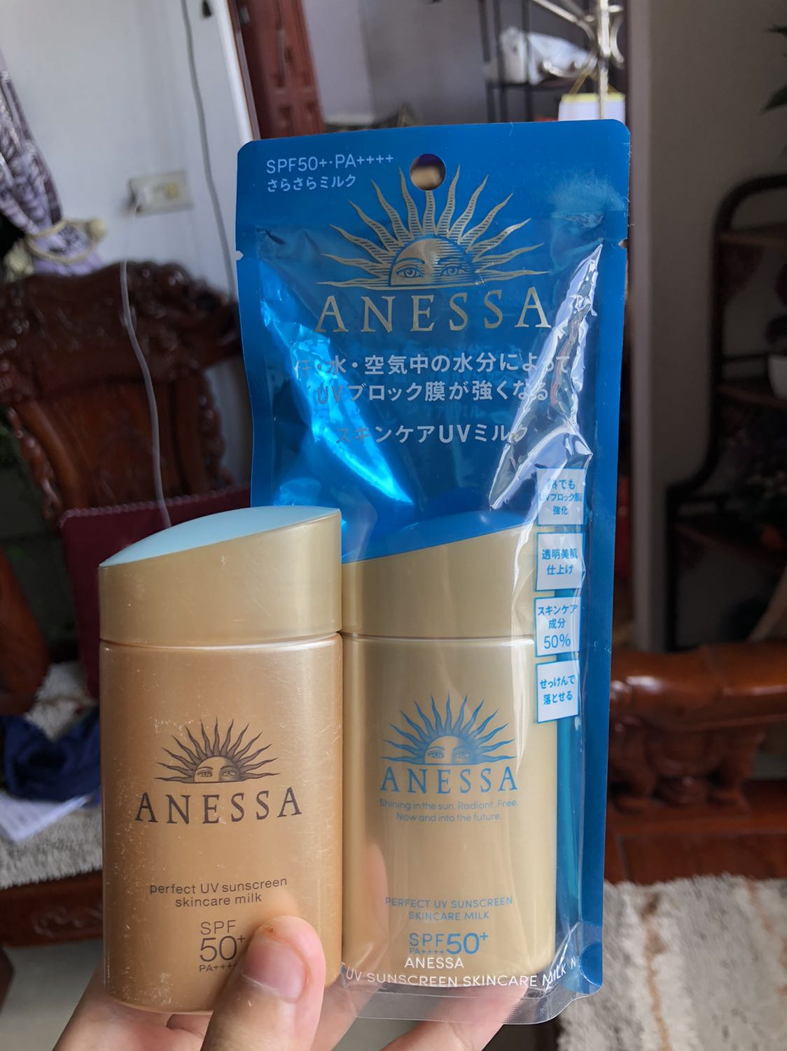 Hồi trước mình cũng dùng sản phẩm cũng hãng này rồi thấy rất ok, giờ có phiên bản mới cũng rất nhiệt tình ủng hộ. Sản phẩm có hương thơm hoa quả nhè nhẹ, kết cấu sản phẩm lỏng trắng đục thấm nhanh trên da. Thành phần còn giúp dưỡng da, giúp kiềm dầu tầm 4-5 tiếng đồng hồ phù hợp với da dầu. Mọi người có thể mua để trải nghiệm sản phẩm nha