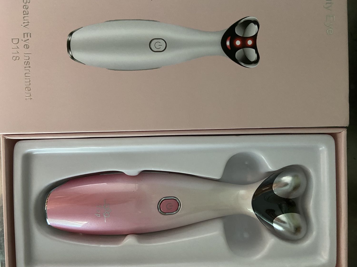 Máy cầm chắc tay, độ rung mạnh, nóng nhận ra rõ, dùng với kem mắt kem thấm nhanh hơn hẳn