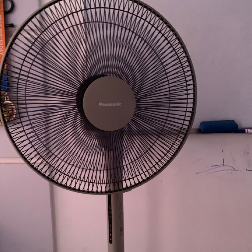 Quạt đẹp, dễ lắp ráp, chạy rất êm. Mình mua quạt của panasonic 3 lần rồi, xài rất ok