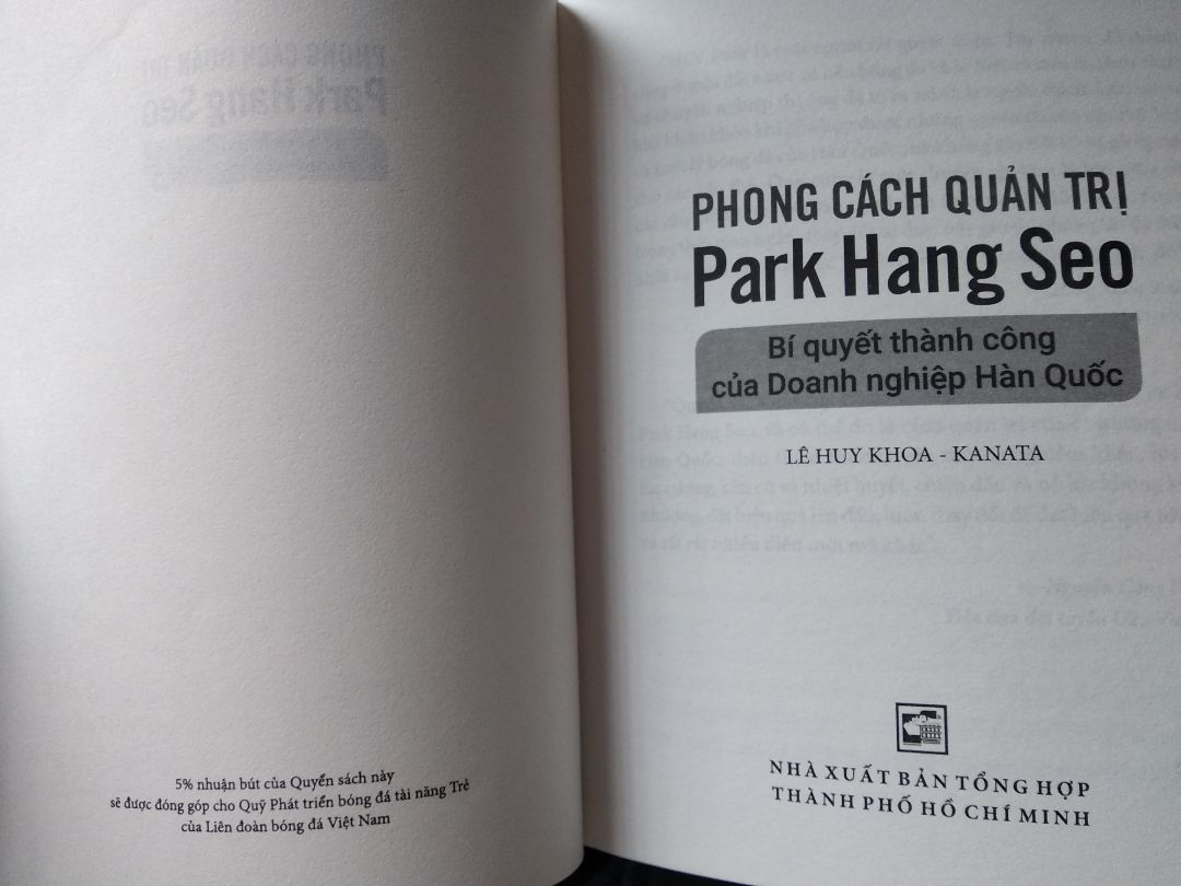 Về nội dung: Cuốn sách đã giải đáp cho tôi câu hỏi tại sao đội tuyển bóng đá Việt Nam có một năm 2018 thành công rực rỡ. Qua mỗi câu chuyện tác giả cũng là trợ lý ngôn ngữ của đội tuyển có những lời bình ngắn gọn dành cho việc quản trị con người của huấn luyện viên trưởng ông Park Hang Seo. 
          Về mặt trình bày: Theo tôi ở trang 61 dòng 11, trang 202 dòng 14 và
trang 203 dòng 19 có những từ dùng sai. Hi vọng lần tái bản sau sẽ k có những hạt sạn nho nhỏ đó :)
         Cuối cùng tôi Xin cảm ơn ông Park Hang Seo, cảm ơn Ban huấn luyện và các cầu thủ. Cảm ơn tác giả Lê Huy Khoa đã viết cuốn sách này. Về nội dung: Cuốn sách đã giải đáp cho tôi câu hỏi tại sao đội tuyển bóng đá Việt Nam có một năm 2018 thành công rực rỡ. Qua mỗi câu chuyện tác giả cũng là trợ lý ngôn ngữ của đội tuyển có những lời bình ngắn gọn dành cho việc quản trị con người của huấn luyện viên trưởng ông Park Hang Seo. 
          Về mặt trình bày: Theo tôi ở trang 61 dòng 11, trang 202 dòng 14 và
trang 203 dòng 19 có những từ dùng sai. Hi vọng lần tái bản sau sẽ k có những hạt sạn nho nhỏ đó :)
         Cuối cùng tôi Xin cảm ơn ông Park Hang Seo, cảm ơn Ban huấn luyện và các cầu thủ. Cảm ơn tác giả Lê Huy Khoa đã viết cuốn sách này.