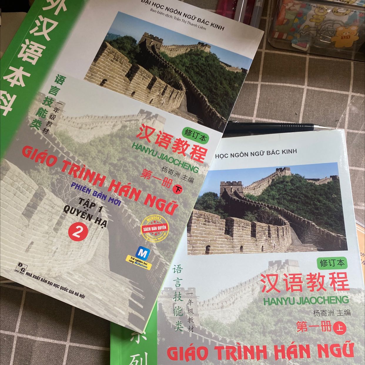 Các bài học phân chia tương đối khoa học, dễ hiểu, phần phát âm hướng dẫn rất chi tiết nhưng còn khó hiểu; phần bài tập cũng k quá phức tạp, phù hợp để ôn tập lí thuyết, tuy nhiên lại chưa đa dạng để người đọc chủ động vận dụng kiến thức.