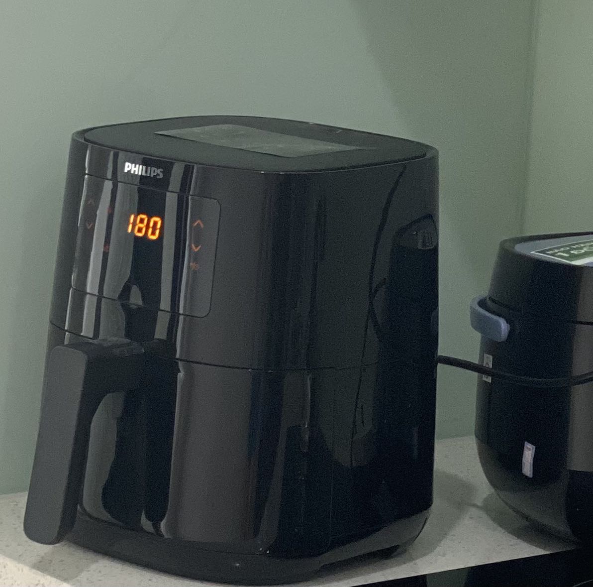 Tổng quan : Mẫu mã sang trọng, màu đen hợp với không gian bếp sáng màu . Tay cầm chắc chắn có miếng nhựa chống nóng. Mình để 2 *** bia để mn mua có thể ước lượng được lòng nôi nướng. Vân hành: êm . Thành phẩm tested nem nướng như hình . Một sản phẩm tốt, đáng mua. Tiki giao hàng cực kỳ chuyên nghiệp. Cảm ơn tiki