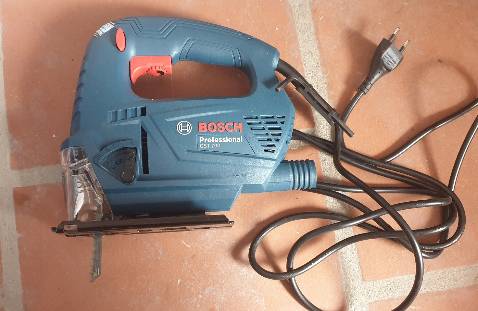 Cưa tốt, đã thử cắt gỗ 4cm. Nút bấm chỉnh tốc độ, có thổi gió ở vị trí cắt giúp dễ nhìn vết cắt hơn, nếu có thêm đèn thì tốt. Có đầu lắp ống hút bụi nhưng mình chưa thử.