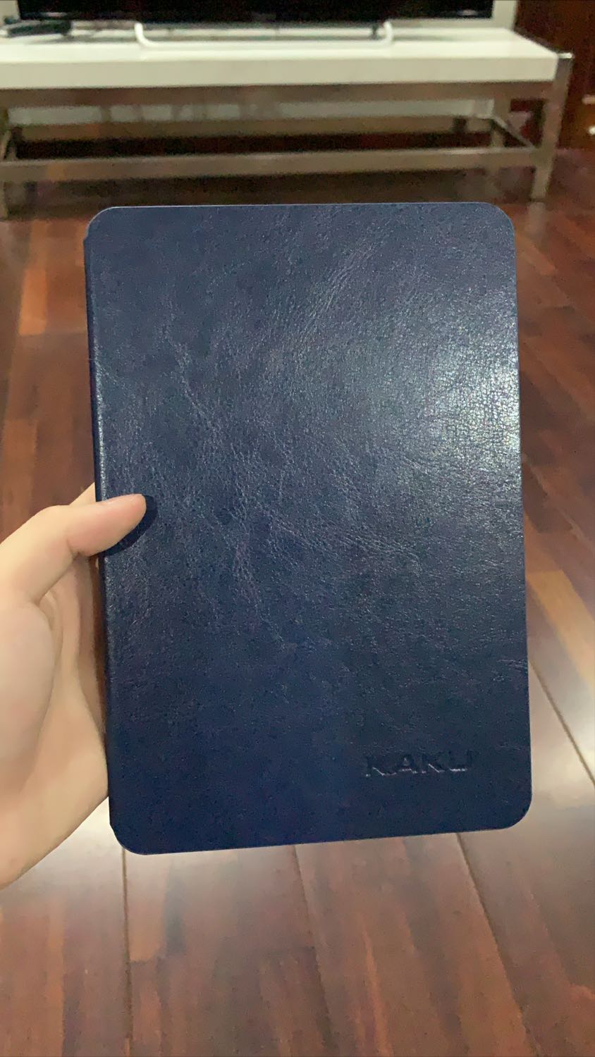 Hàng không đúng mô tả, hình để case apple, giao hàng case KAKU ???? . Không đáng bao nhiêu tiền nhưng làm ăn như vậy thì thua nha shop ơi