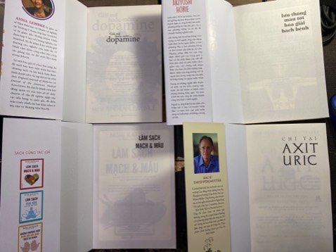 Lần đầu tiên unbox cuốn sách cảm giác khó chịu vô cùng, sách y học nhưng thông tin tóm tắt sơ lược về tác giả ban đầu không thấy, lại dành ba trang giới thiệu người dịch
Không hài lòng
Rcm đọc bộ Nhân tố Enzyme của bác Hiromi Shinya đầy đủ thông tin hơn