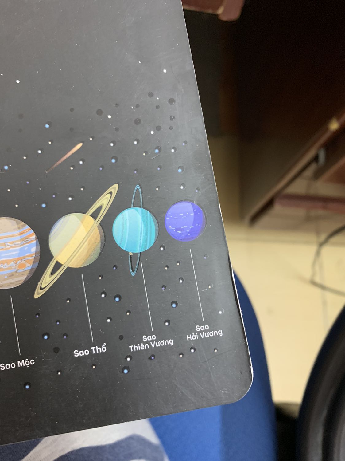 Sách giao khá nhanh nhưng hơi cũ, bìa hơi bị bẩn, có nếp quăn, gấp ở cạnh và góc bìa. Giấy mỏng và bìa mỏng