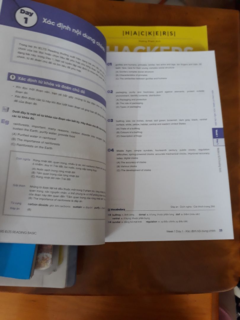 Bìa sách còn mới, không bị quăn mép, loại giấy được dùng bên trong khá là đẹp, nội dung được trình bày hợp lí, lộ trình học được hướng dẫn trong sách khá là chi tiết và đầy đủ cho người mới bắt đầu học ielts như mình