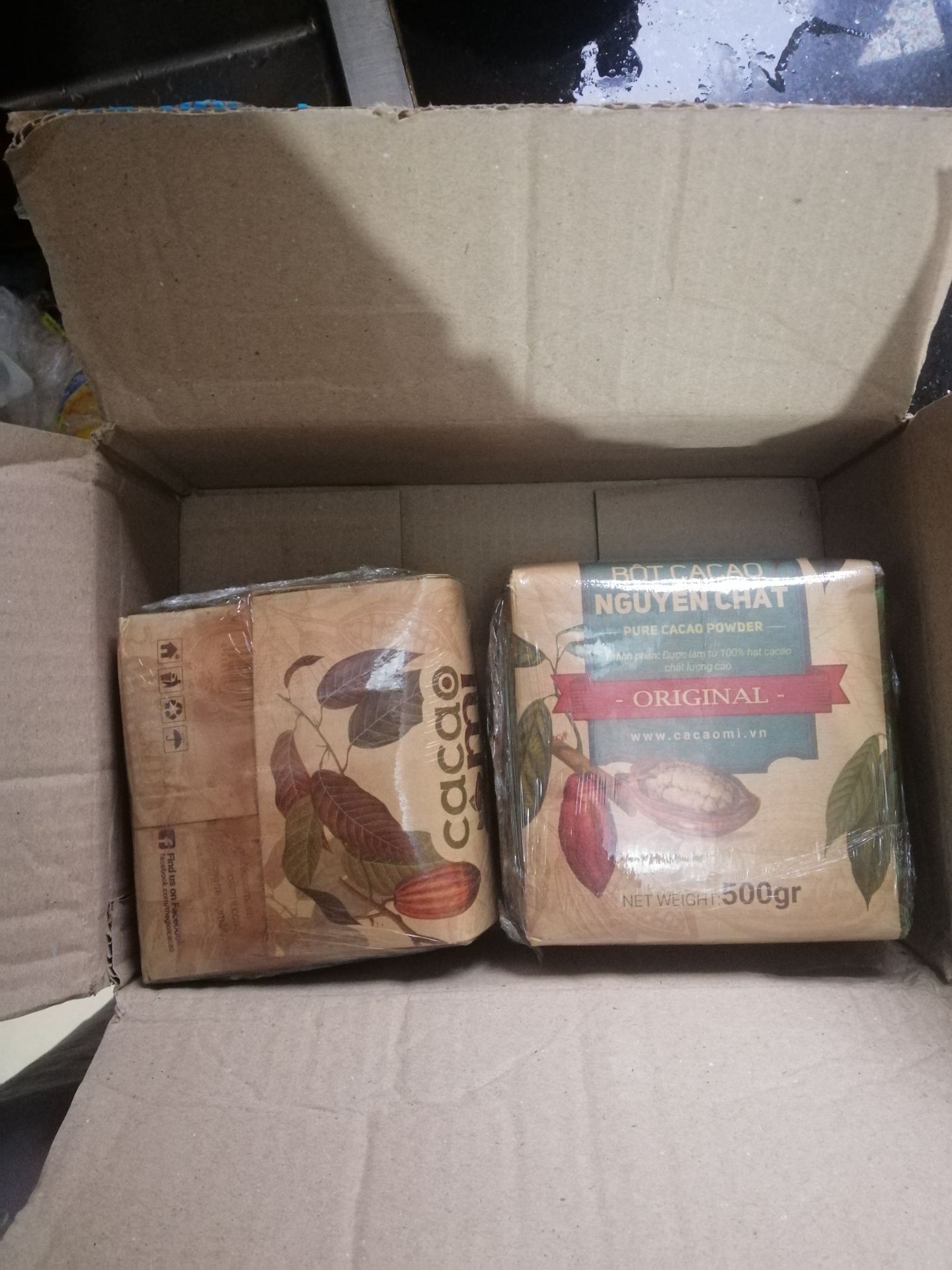 bt mua tiki thấy giao hàng nhanh lắm 2-3 ngày mà sp này có vẻ hơi lâu 4-5 ngày, bao bì giấy nên khi bảo quản hơi bất tiện nếu có túi zip thì tốt , chất lượng bột ok vị đắng,bột pha mịn hơn k bị vón cục so vs loại cũ mình dùng, khá hài lòng cho 5 *