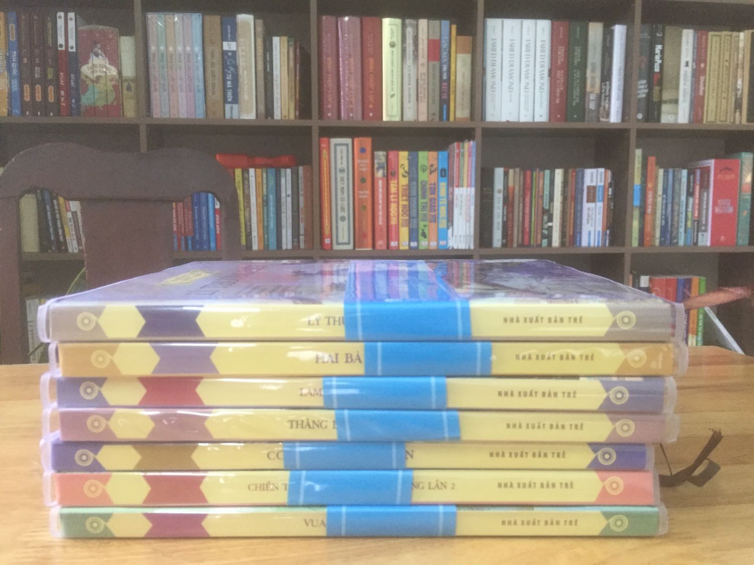 Bộ sách lịch sử bằng tranh rất đẹp và đặc sắc. Bộ sách cho người đọc những kiến thức sơ lược về một số thời kỳ và các nhân vật anh hùng lịch sử của dân tộc trong quá trình dựng nước và giữ nước. Chắc chắn các bạn nhỏ sẽ rất thích. Mình mua đợt sale nên giá cũng hợp lý.