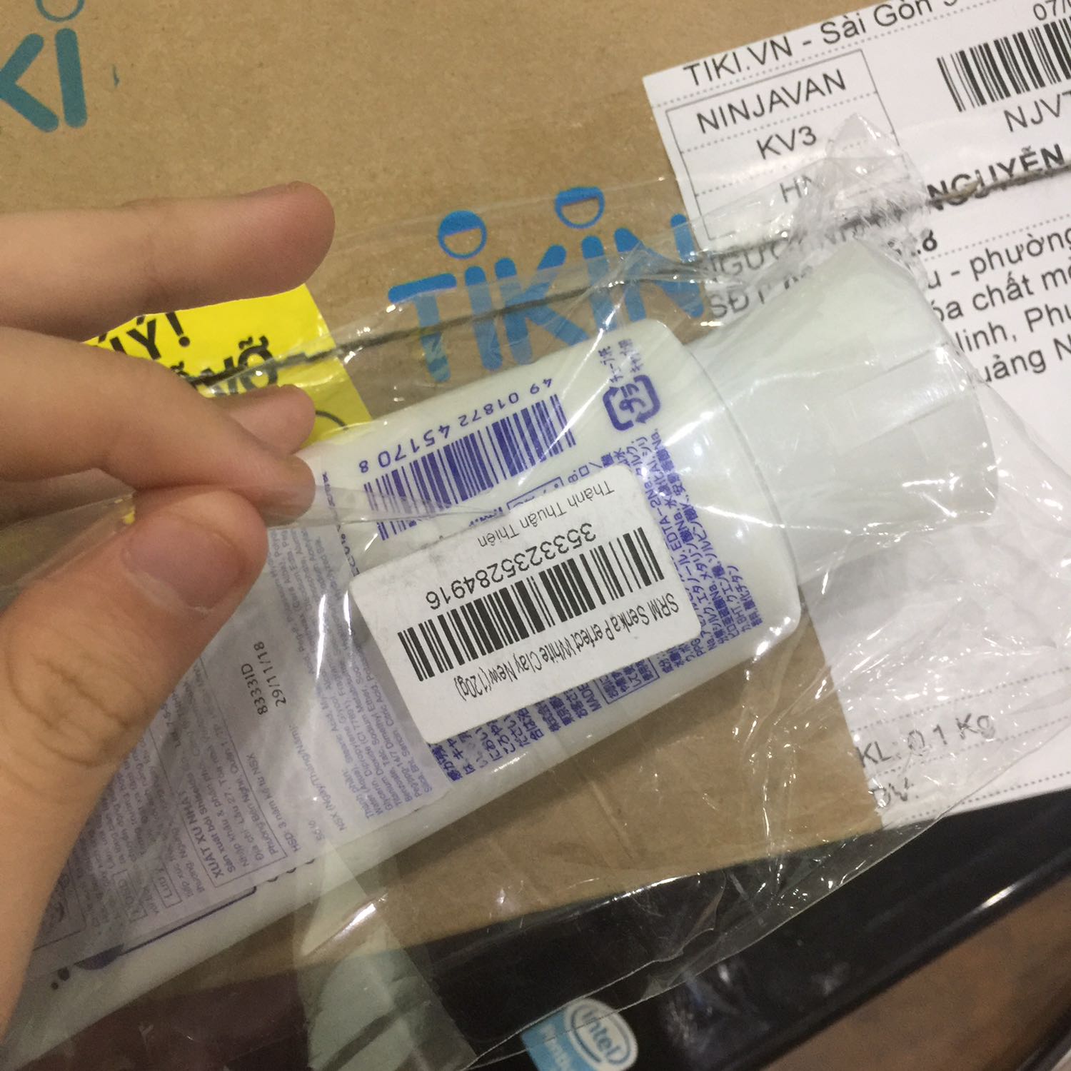 Đối vs cá nhân mình mà nói, ngày trước mình đã từng là “fan cứng” của Tiki. Nhưng có một thời gian dài mình thất vọng về Tiki rất nhiều, cả về cách phục vụ cũng như đội ngũ giao hàng của Tiki. Mình đã thất vọng tột độ khi thái độ phục vụ thiếu chuyên nghiệp của shipper, cũng như chất lươngk của các sản phẩm mình từng mua trước đó nên có một thời gian dài, mình k muốn đặt hàng ở trên Tiki nữa. Nhưng hôm nay, mình quyết định đặt mặt hàng này, phần vì rất rẻ, mà bản thân cũng còn một chút hy vọng mong manh về chất lượng các sản phẩm có mặt trên Tiki nên mình quyết định đặt mua. Uh, trc khi mua, mình có xem feedback của các bạn về sản phẩm cũng như cách giao hàng thiếu chuyên nghiệp nên mình cũng lo lo. Sau khi đặt xong và đến lúc nhận hàng thì mình thực sự ghi nhận sự tiếp thu và cầu tiến của Tiki khi đã nhận phản hồi không mấy tích cực về thái độ phục vụ. Lần giao hàng lần này, như các bạn thấy trên hình, hộp rất đẹp và chắc chắn, bên ngoài còn dán tem màu vàng đề chữ: “ Chú ý hàng dễ vỡ” . Bên trong hộp, sản phẩm cũng đã được bọc bên ngoài một lớp nilon và còn dán tem của nhà nhập khẩu. Thái độ shipper nhẹ nhàng, không “đầu mấu” như những lần giao hàng trc mà mình đã từng nhận ( Cũng có thể bởi vì là phụ nữ). Nói chung, đánh giá tổng quan một lần nữa, mình thực sự, thực dự ghi nhận sự cô gắng, tiếp thu cũng như sự khắc phục những nhược điểm mà còn tồn tại. Cảm ơn các bạn đội ngũ Tiki. Hãy cứ tiếp tục cố gắng như này nhé.
Thân gửi!