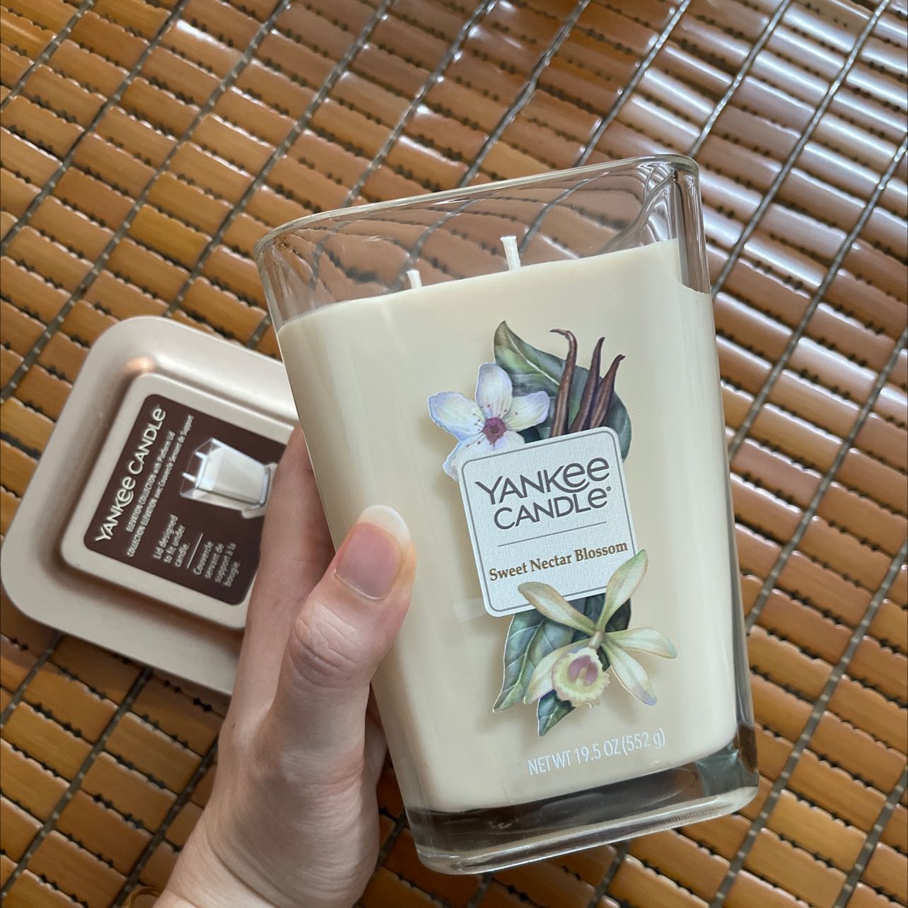 Mùi này thơm ngọt kiểu dễ thương, rõ mùi hoa và mùi vani nhé. Màu cưng. Dễ dùng. Đóng gói thì đủ 7 7 49 lớp luôn.