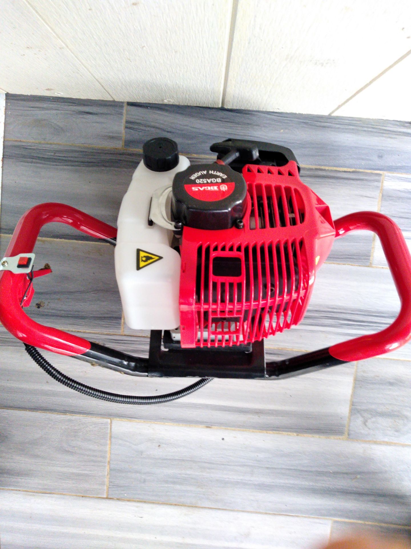 Đóng gói cẩn thận, đầy đủ máy, lưỡi khoan to như quảng cáo, giao hàng Best trước hẹn 2 ngày, chỉ việc cắm 2 đầu dây điện, đổ xăng pha 25:1 và chạy rodda. Hài lòng