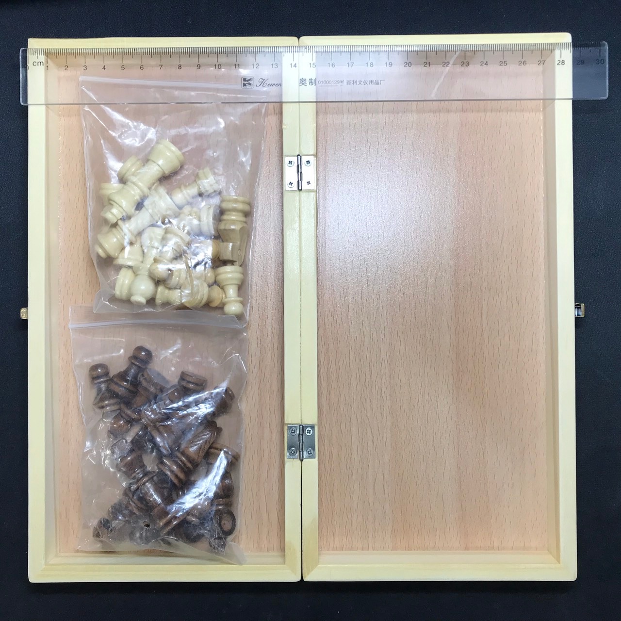 Mua hàng của shop Gnu Kids Store, giao sản phẩm khác hoàn toàn:
- Thông tin sản phẩm ghi kích thước 40 *40cm nhưng hàng giao khách chưa được 30*30cm;
- Bên trong hộp không có tấm lót để xếp quân cờ;
- Dưới quân cờ không có nam châm.
Đã liên hệ Tiki để phản hồi và đang chờ đổi hàng.