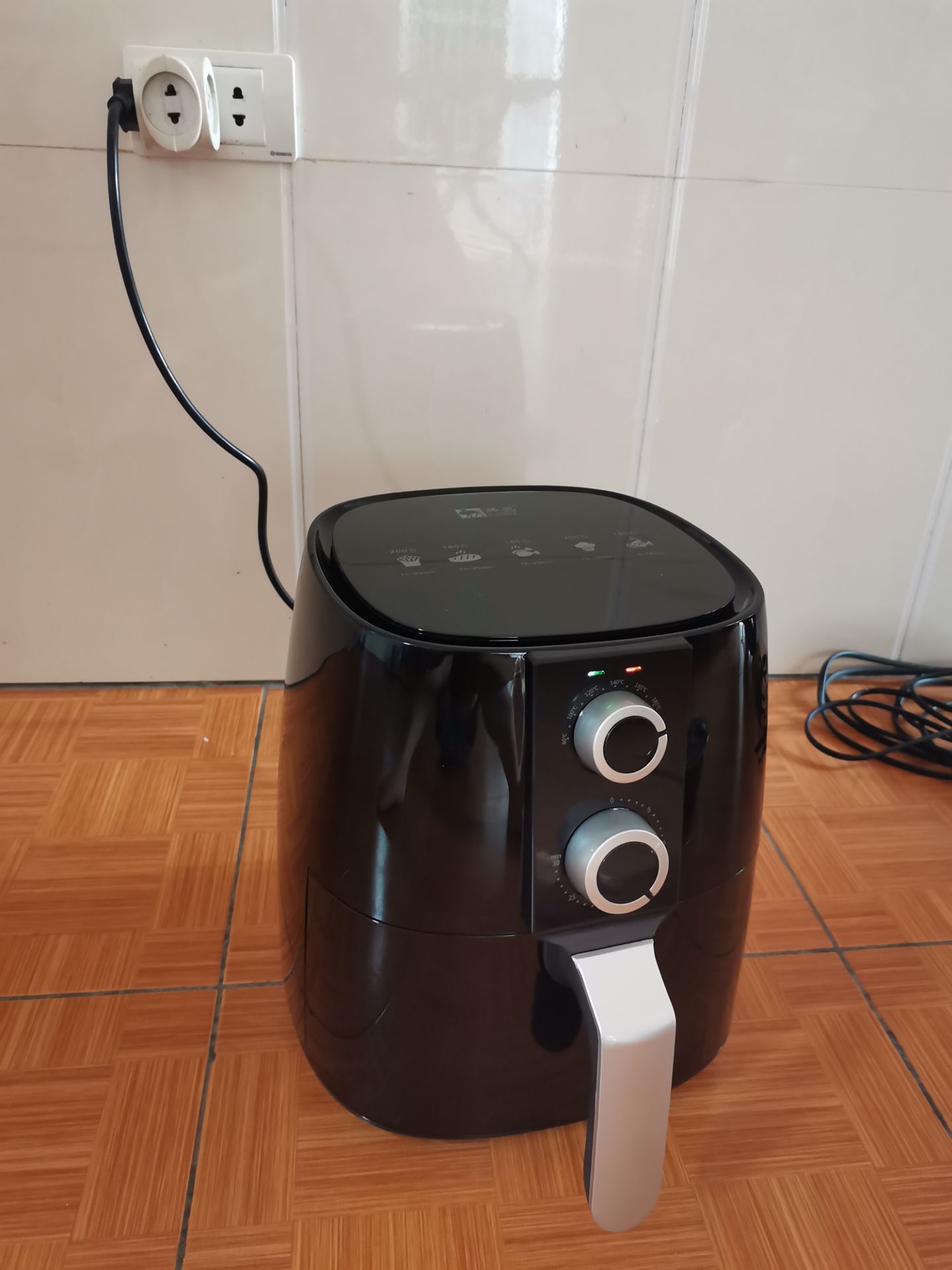 nồi hình thức oK. mỗi tội dây cắm 3 chấu, lại phải mua thêm phíc cắm.
mới đun lần đầu, mùi nhựa khá nồng. dù đã rửa kĩ bằng nước chè tẩy mùi. nhưng thế oK r, phù hợp vs giá tiền. dùng lâu dài xem thế nào