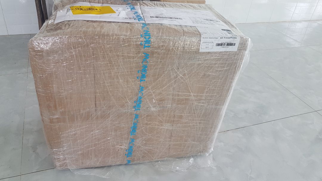 Giao hàng nhanh, đóng gói cẩn thận, dễ lắp ráp. Ghế nhựa chắc chắn, màu nâu nhạt nhìn rất nhã nhặn, phần đệm làm bằng da tổng hợp nên rất dễ lau chùi và giặt, k có mùi. lắp trước thế này cho bé ngồi rất thích.