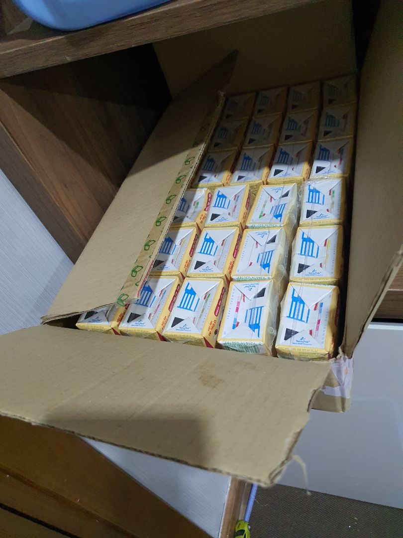 sữa đóng nguyên thùng, bọc cẩn thận, giao hàng nhanh. giá mua được lúc khuyến mãi và thanh toán qua áp được giảm giá nên rất hợp lý. sữa thơm và rất dễ uống