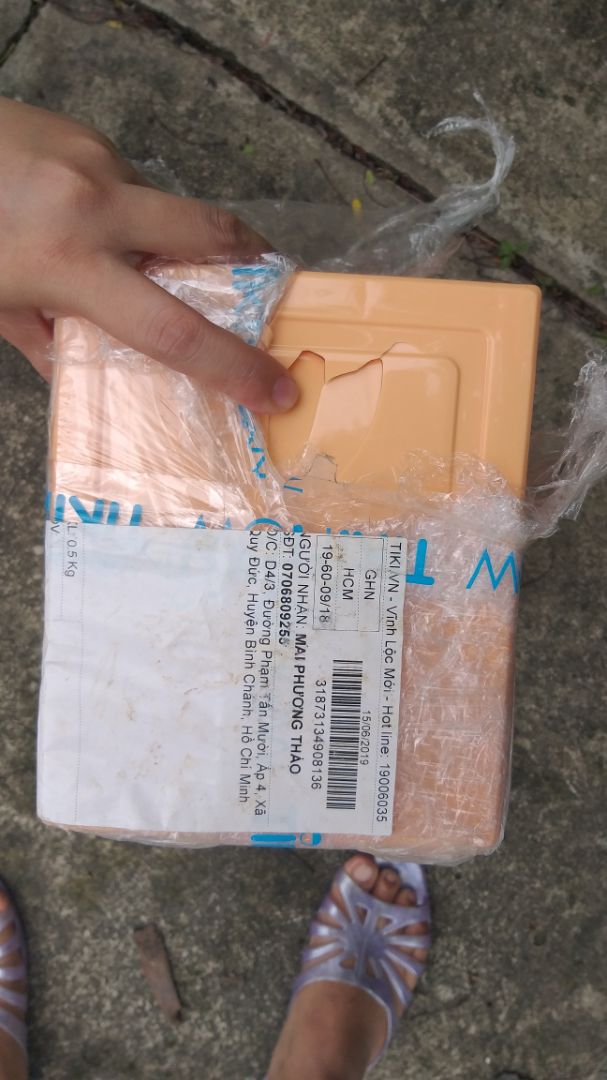 xé bọc ra thì thấy sản phẩm bị bể ở trên nắp trước khi nhận. Thật tệ, có đổi hàng được không ạ? vì là bao bì trong nên mình cũng k nghi ngờ mở ra xem từ đầu đến đuôi, ai ngờ khui ra sài mới thấy được chỗ bể khá nặng ở trên nắp, lúc đó shipper cũng vừa đi rồi. Làm sao để đổi ạ ? chứ như vầy mình thấy k hài lòng chút nào xé bọc ra thì thấy sản phẩm bị bể ở trên nắp trước khi nhận. Thật tệ, có đổi hàng được không ạ? vì là bao bì trong nên mình cũng k nghi ngờ mở ra xem từ đầu đến đuôi, ai ngờ khui ra sài mới thấy được chỗ bể khá nặng ở trên nắp, lúc đó shipper cũng vừa đi rồi. Làm sao để đổi ạ ? chứ như vầy mình thấy k hài lòng chút nào