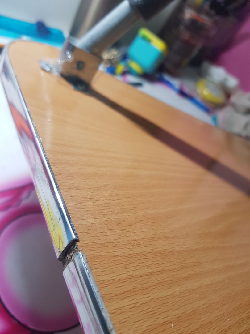 Rất thất vọng. Đừng mua sp này. Giao hàng lần đầu, cái bàn cấn trầy kinh khủng tệ hại. Giao lần thứ hai sp vẫn tệ. Chỉ viền sắc nhọn, không thể dùng được vì sẽ bị xước da thịt. Chỉ viền thiếu hụt, lồi ra. Ốc vít lờn nhổ cả lên. Chỗ liên kết sắt nhọn kém an toàn. Lần đầu tiên tôi viết đánh giá sp kém như vậy. Khuyên các bạn đừng mua.