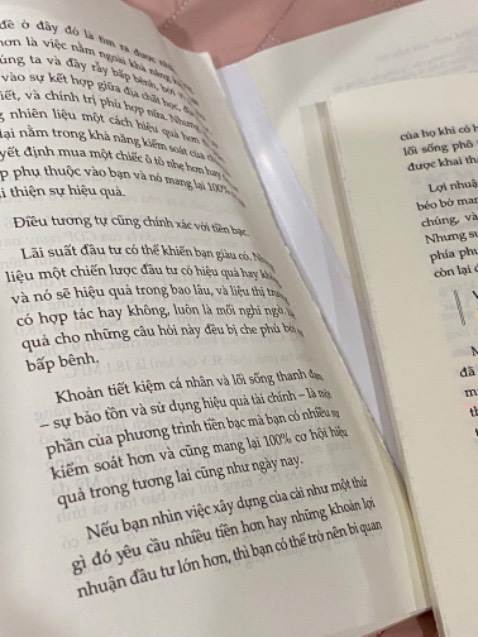 Ban đầu mình mua về sách vẫn còn nguyên nhưng khi giở đến trang giữa thì sách bị bong dần ra và tuột gáy sách. Mình muốn tiki trading có thể kiểm tra kĩ hơn để chất lượng sách đến tay người đung tốt hơn.