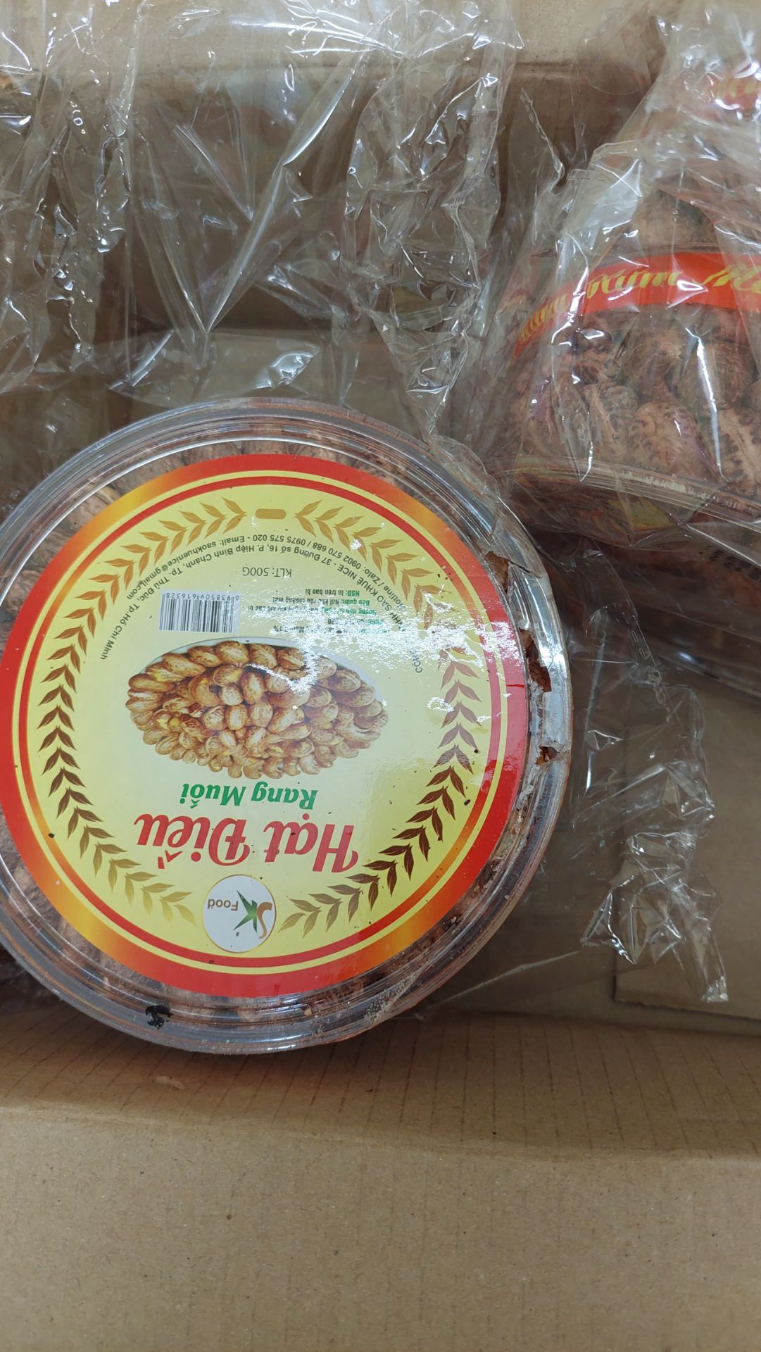 Shop bán hàng mà khách hỏi chẳng buồn trả lời, mình đã nhắn shop kiểm tra hàng và bọc hàng cẩn thận giúp mình mà chẳng bọc chống sốc gì cả, hộp hạt điều bị bể,hạt ỉu, ko tróc vỏ.