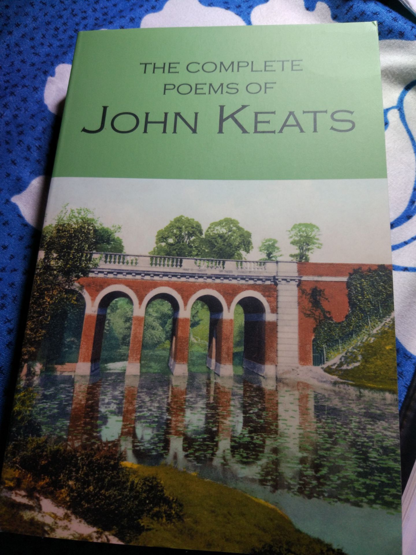 giao hàng đúng hẹn, sách giấy tốt ko mỏi mắt, nguyên bọc. nội dung thì khỏi phải bàn rồi, thơ của John Keats luôn được đánh giá cao, 80k mà có hẳn chọn bộ sưu tập thơ của Keats thì quá là hời rồi! sách có chú giải