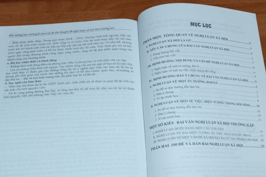 Đợi giao sách khá lâu nhưng xứng đáng lắm nha mọi người. Nội dung của sách thực sự chất lượng hơn nhiều so với tưởng tượng của mình. Cách trình bày rõ ràng, bố cục mạch lạc, chặt chẽ rất dễ đọc và tiếp thu. Phần đầu của sách chủ yếu làm rõ về khái niệm nghị luận xã hội là gì, yêu cầu chung và định hướng để làm một bài nghị luận xã hội. Có cả ví dụ, bài tập minh hoạ và giải thích chi tiết để giúp bạn đọc dễ hình dung. Phần sau của sách sẽ đưa ra các dạng đề mở cùng phần giải đáp cho từng đề một. Nói thật là mình siêu ưng ý về cuốn này, bởi vì rất ít dòng sách tham khảo nào mà lại có chất lượng tốt như thế. Các dạng đề tham khảo không hề mang tính rập khuôn, khô khan hay lỗi thời mà chúng hầu như đều có tính thời sự, mới mẻ, gây tò mò chưa kể nó còn giúp ta cải thiện cách hành văn, tư duy đồng thời có thêm nhiều góc nhìn hơn về các vấn đề được nhắc tới trong sách. Thích hợp cho những bạn muốn tìm hiểu sâu hơn về dòng văn nghị luận xã hội hoặc đang trong giai đoạn ôn thi căng thẳng.