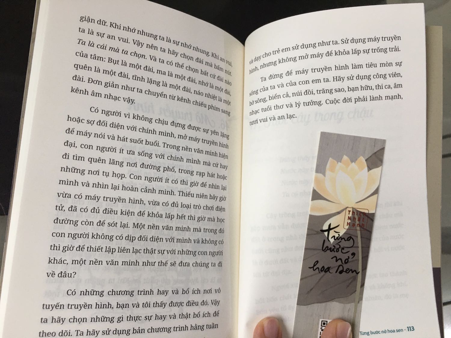 Sách này có thể đọc rất nhanh trong vòng vài tiếng nhưng nếu đọc xong mà cất một góc thì cuốn sách sẽ mất giá trị. Nội dung không phải khó hiểu được viết ngắn gọn chủ yếu để cho người đọc thường xuyên đọc lại và học thuộc, đặc biệt với những ai thích đọc thơ và ngâm nga thơ. Nếu bạn là một người thích tu tâm thì các bài thơ này theo mình còn hay hơn và dễ đọc hơn là đọc kinh hay đọc những bài tụng phiên âm. Nếu bạn tìm sự giải thích phân tích nhằm khai mở trên phương diện tâm lý thì sẽ hơi thất vọng vì đó không phải là trong tâm của sách. Cá nhân mình thì không thích cắm hoa thật vì mình thấy tội hoa nhất là khi thấy chúng bị sử dụng nhằm thoả mãn cái niềm vui cá nhân trong vài ngày rồi bị vứt vào sọt rác nên khi đọc cũng mong đợi một sự phân tích gì đó nhân văn về việc này thì không có. Dù sao thì như đã nói, đó không phải là trọng tâm của sách.